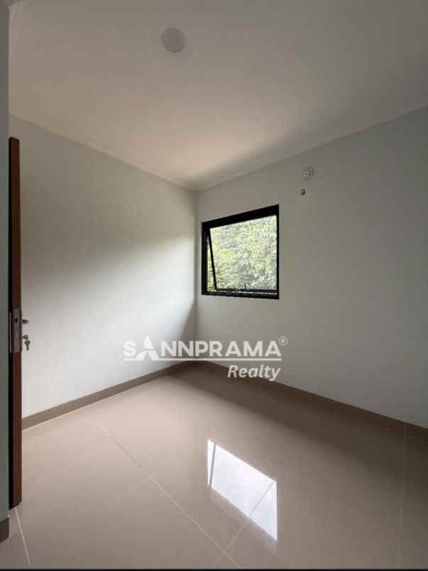 dijual rumah meruyung