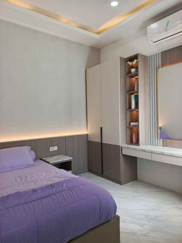 dijual rumah mewah 3 lantai dekat mrt lebak bulus