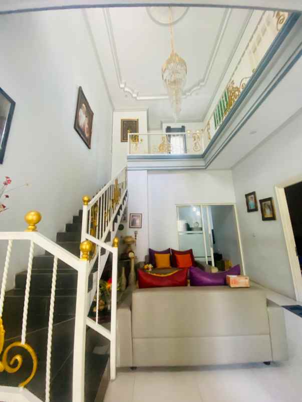 dijual rumah model classic di perum kebonsari surabaya