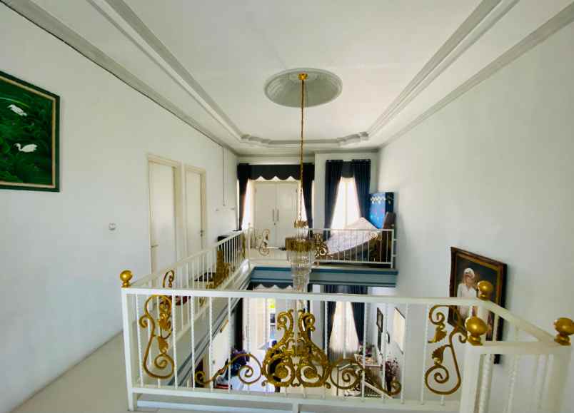 dijual rumah model classic di perum kebonsari surabaya