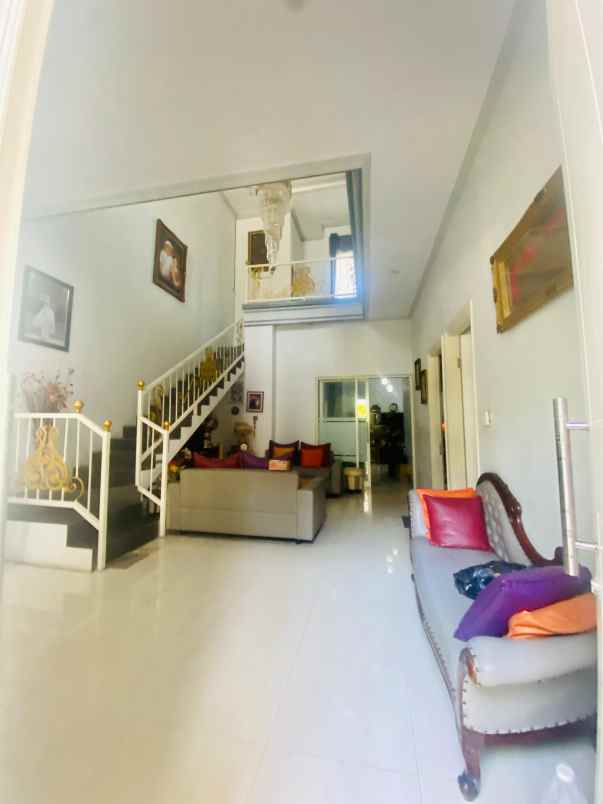 dijual rumah model classic di perum kebonsari surabaya