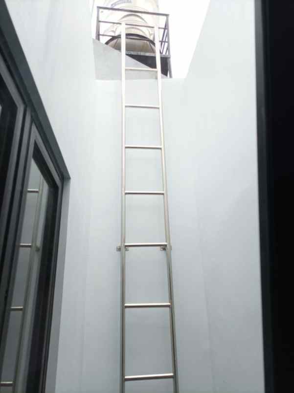 dijual rumah mulyosari
