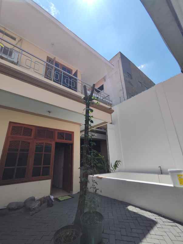 dijual rumah ngagelrejo kec wonokromo