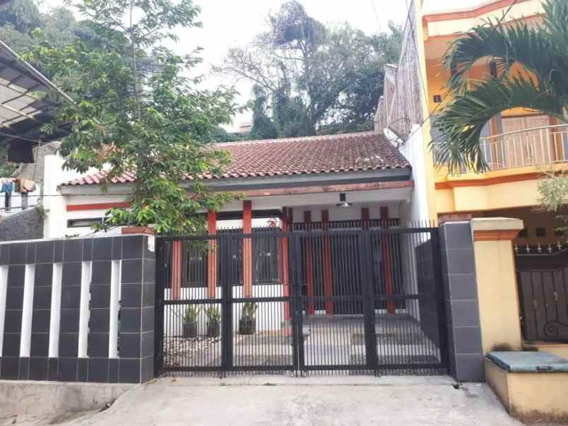 dijual rumah padasuka