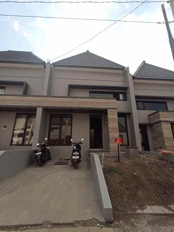 dijual rumah permata garden regency