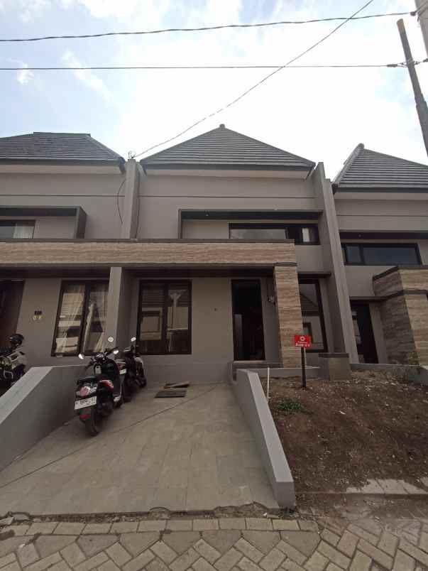 dijual rumah permata garden regency