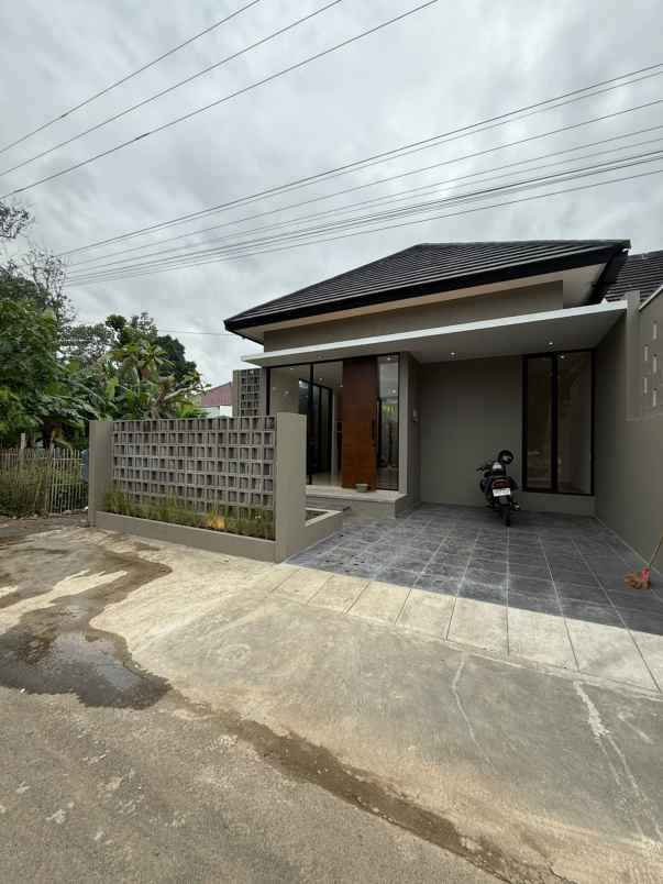 dijual rumah sayegan