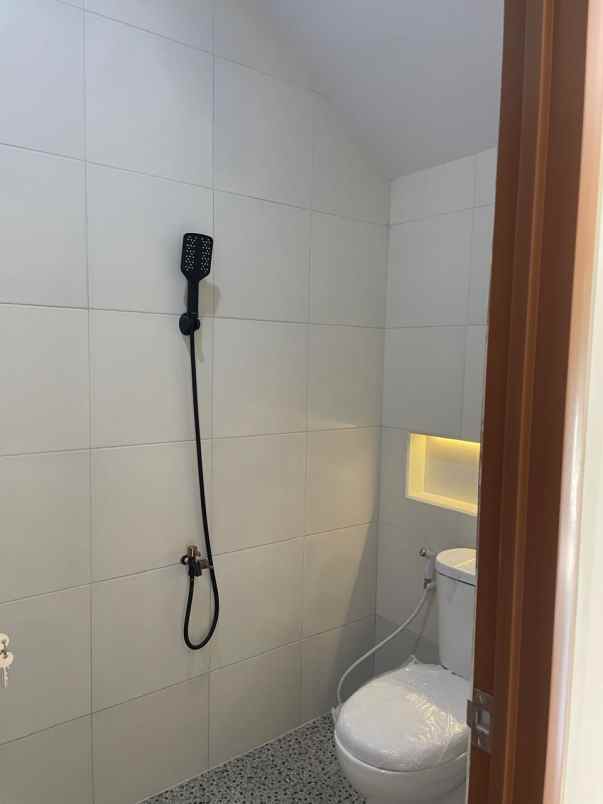 dijual rumah selangkah ke lrt cikunir 2