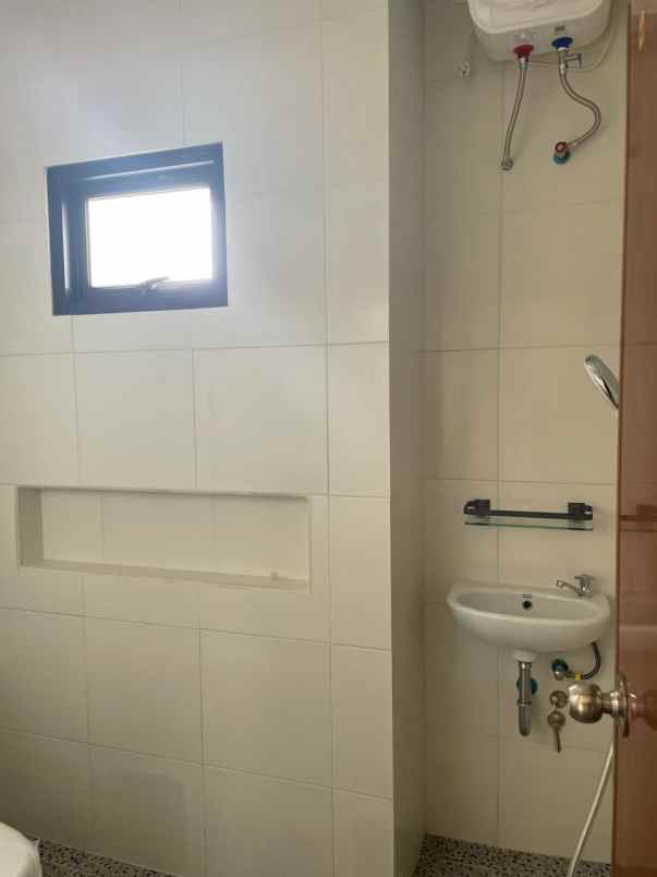 dijual rumah selangkah ke lrt cikunir 2