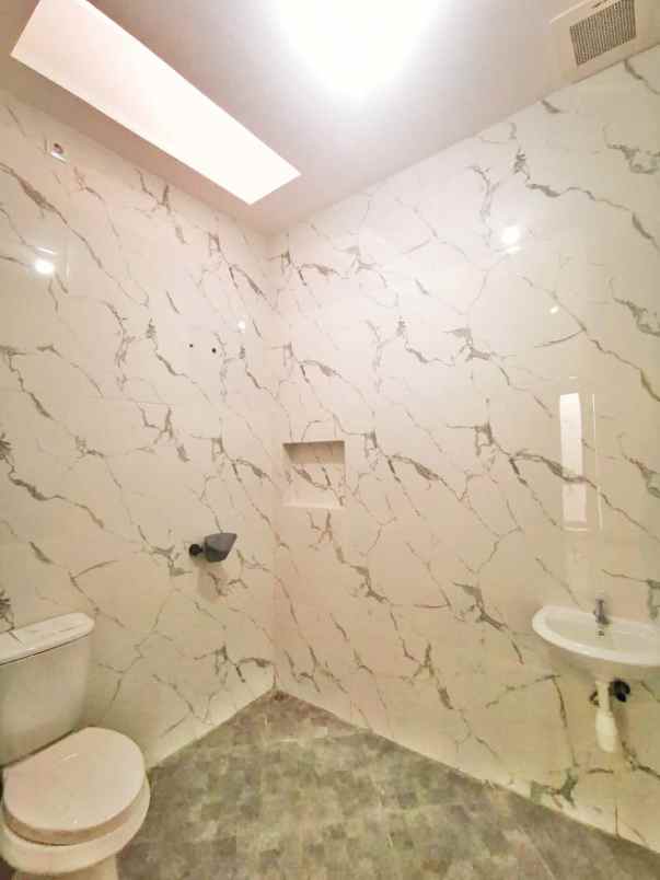 dijual rumah semampir