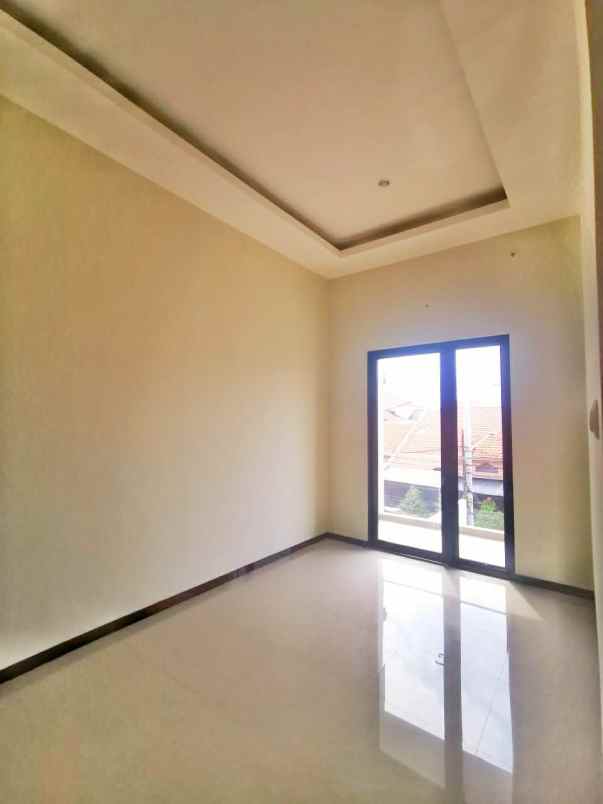 dijual rumah semampir