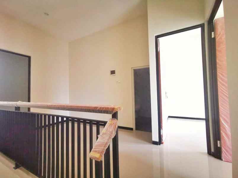 dijual rumah semampir