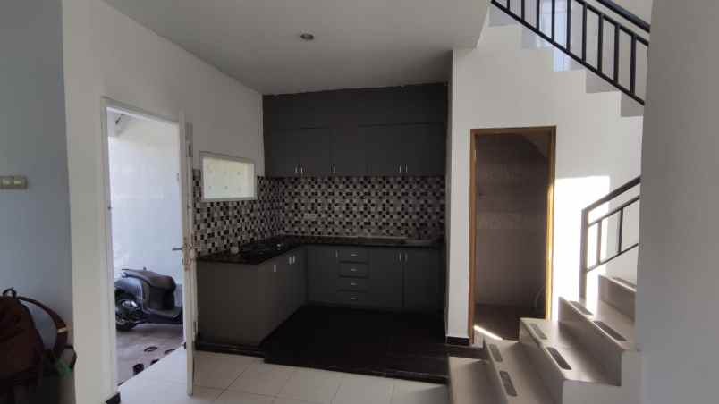 dijual rumah semi furnished siap huni