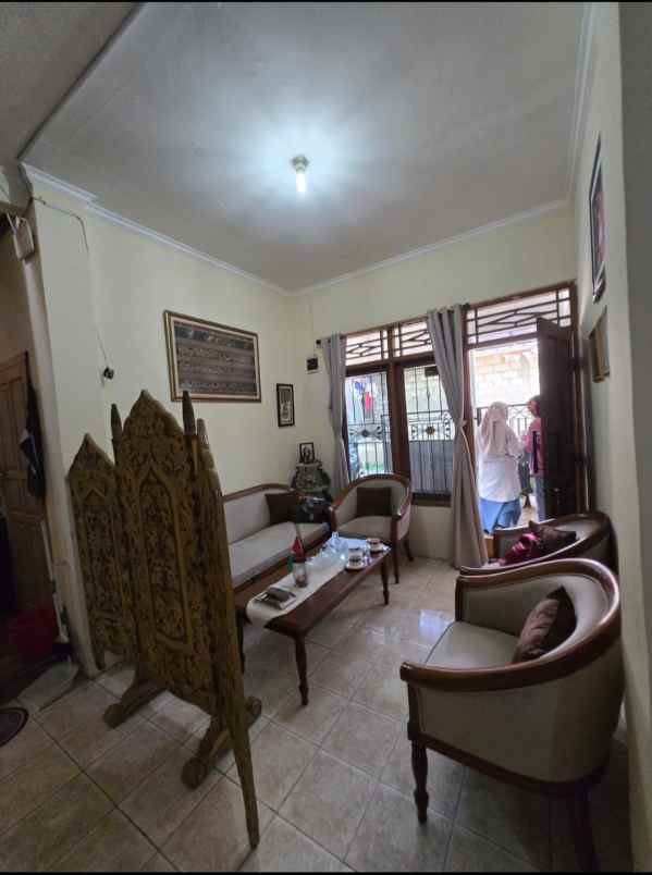 dijual rumah siap huni terawat lokasi di mampang depok