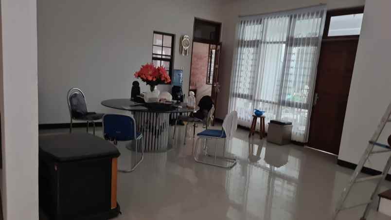 dijual rumah sutorejo