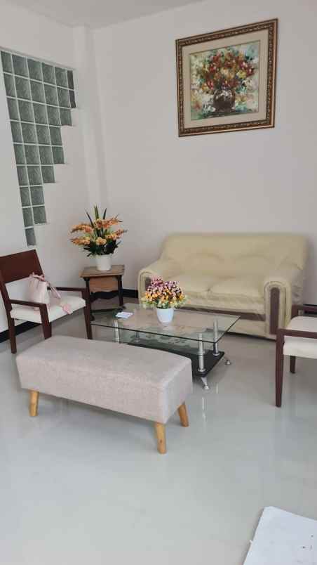 dijual rumah sutorejo