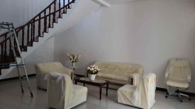 dijual rumah sutorejo