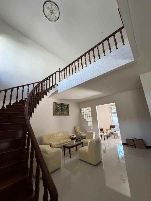 dijual rumah sutorejo