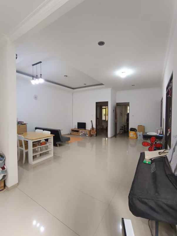 dijual rumah taman holis indah 1