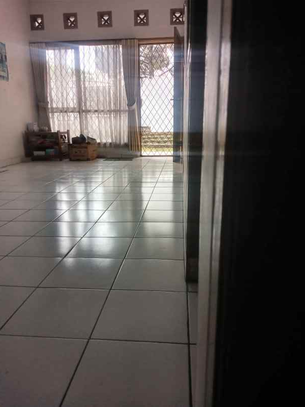 dijual rumah taman holis indah