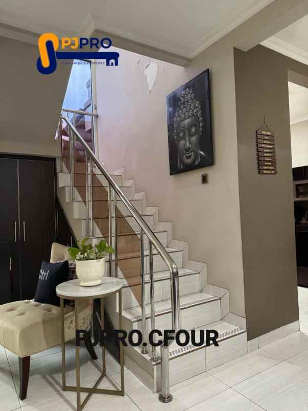 dijual rumah taman modern
