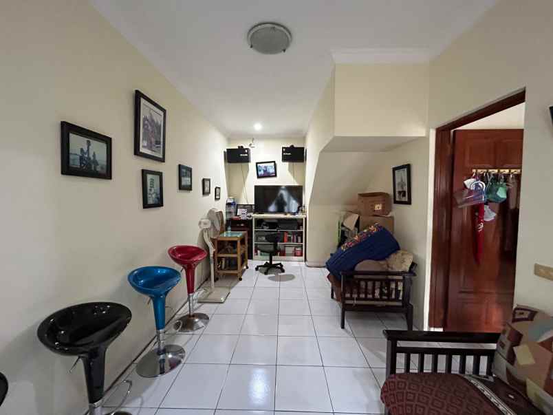 dijual rumah taman surya 5
