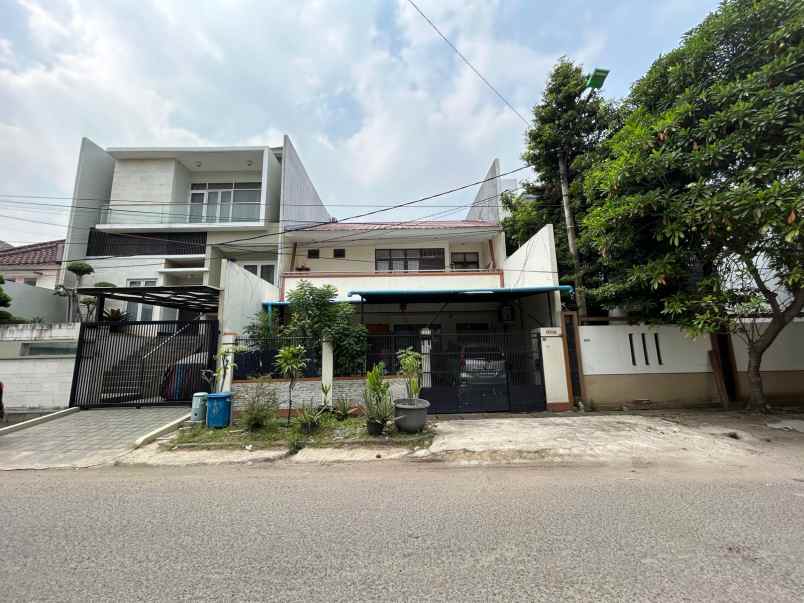 dijual rumah taman surya 5