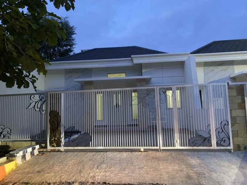 dijual rumah wisma pangesangan