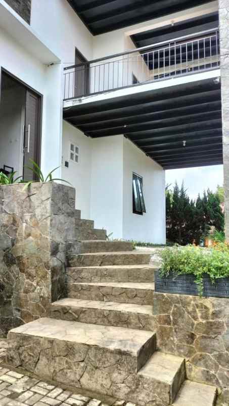 dijual villa cihideung lembang