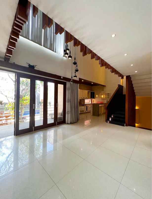 dijual villa gatot subroto