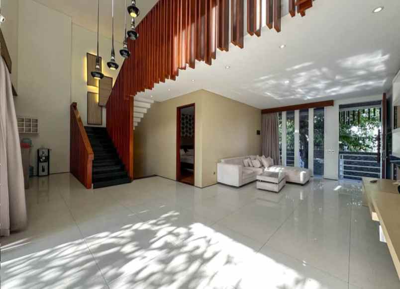 dijual villa gatot subroto