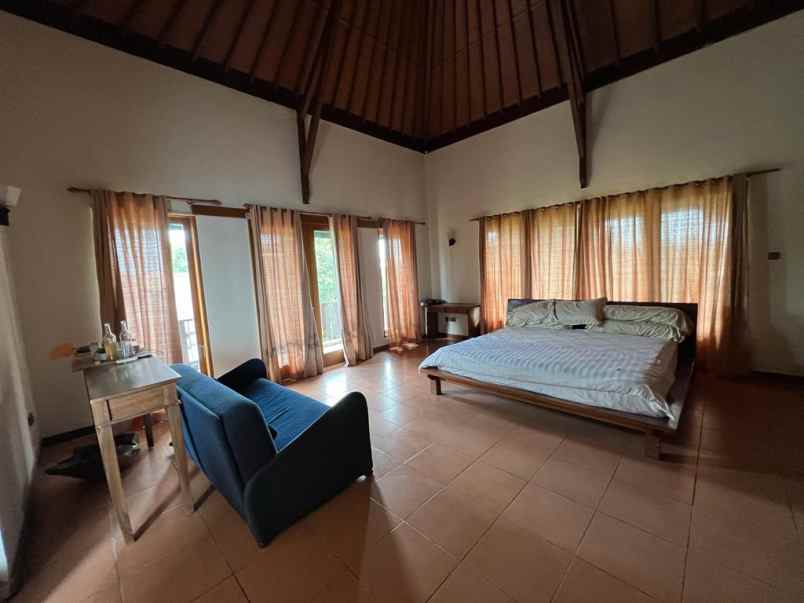 dijual villa lantai 2 lokasi umalas