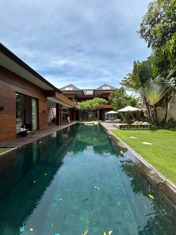 dijual villa luxury lantai 2 lokasi seminyak