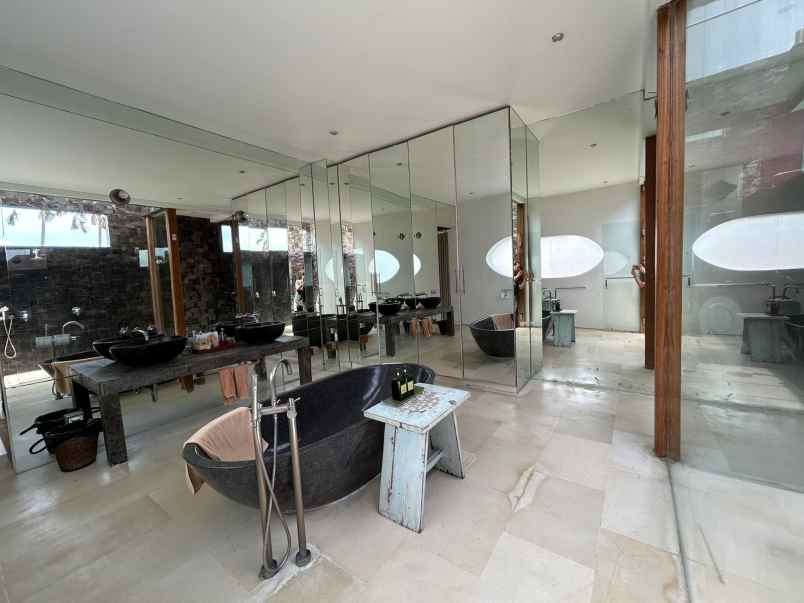 dijual villa luxury lantai 2 lokasi seminyak