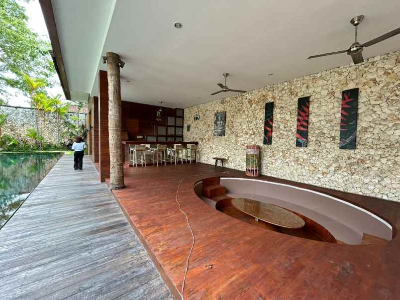 dijual villa luxury lantai 2 lokasi seminyak