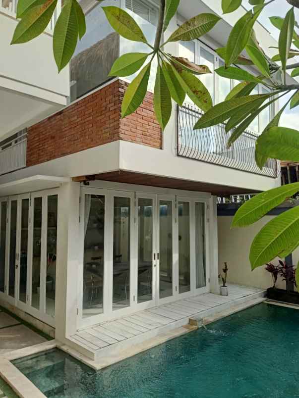 dijual villa minimalis lantai 2 lokasi brawa canggu