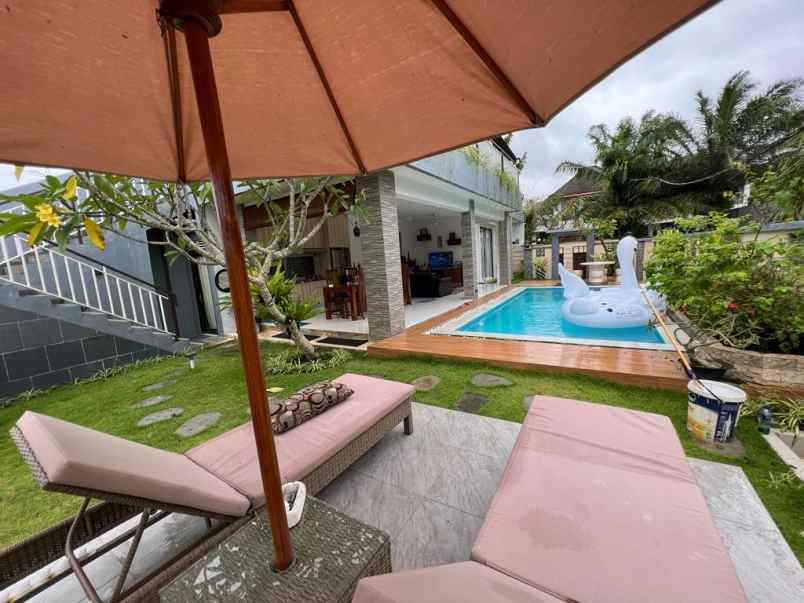 dijual villa unggasan