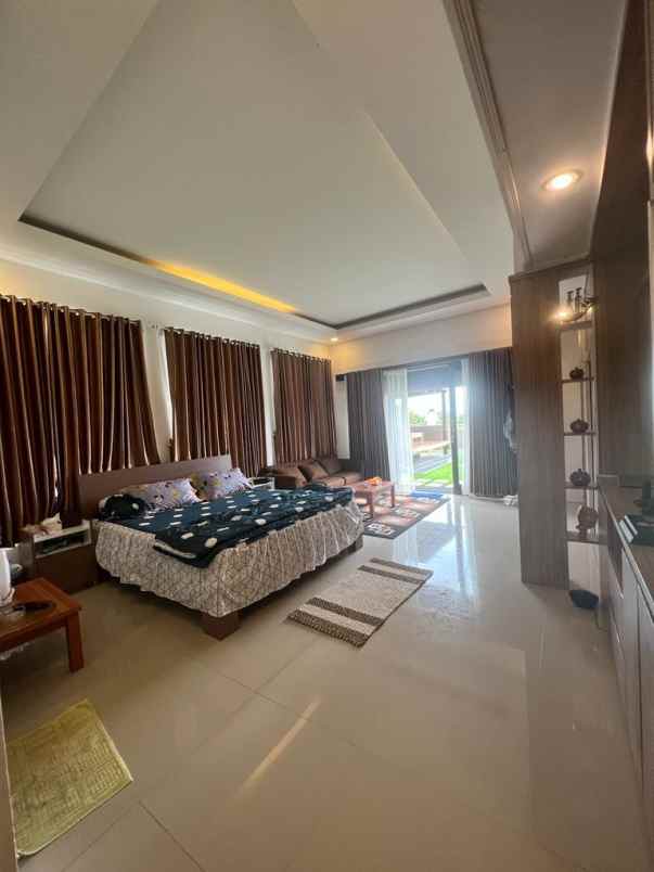 dijual villa unggasan