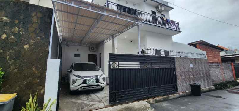 disewa rumah 2 lantai 3 kamar di denpasar full furnish