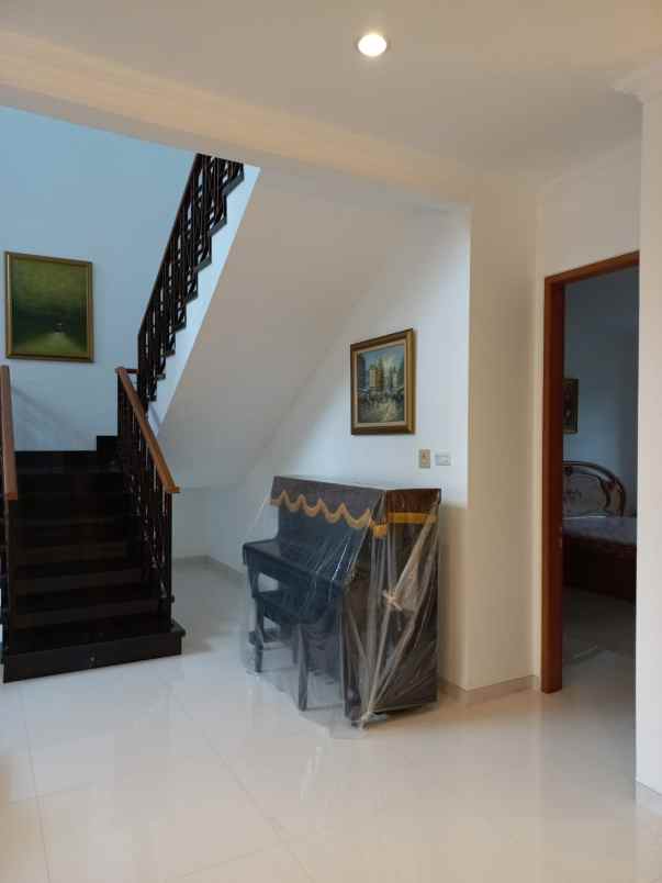 disewakan rumah jalan pakuwon indah