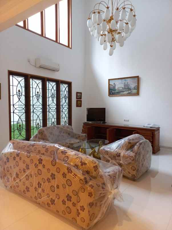 disewakan rumah jalan pakuwon indah