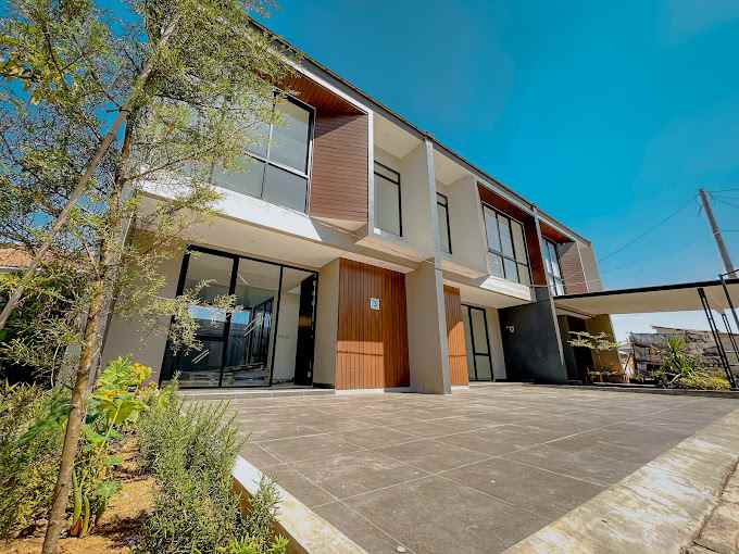 rumah 2 lantai minimalis modern di tengah kota bandung