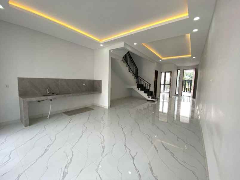 rumah baru dalam komplek kav dki meruya utara jakbar