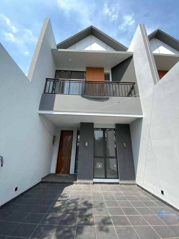 rumah baru dalam komplek kav dki meruya utara jakbar