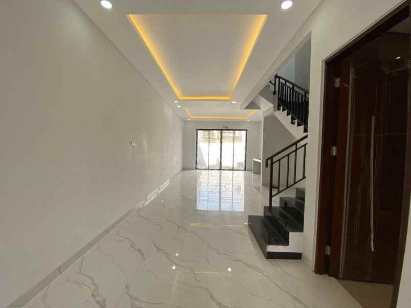 rumah baru dalam komplek kav dki meruya utara jakbar