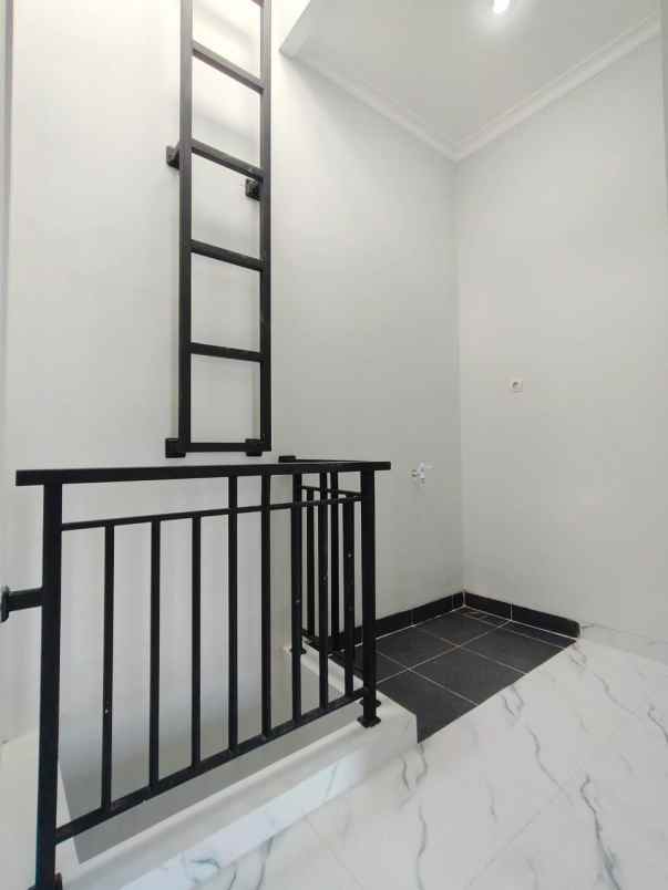 rumah baru klasik modern di setu cipayung jaktim