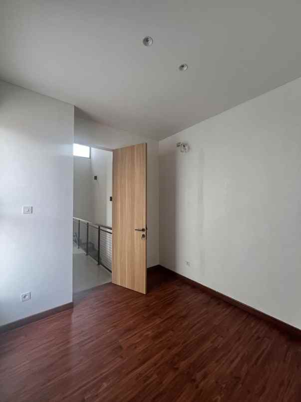 rumah baru modern tropical di cinere megapolitan