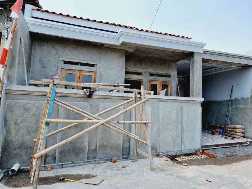 rumah baru tahap finishing gedongan dekat kampus akfis