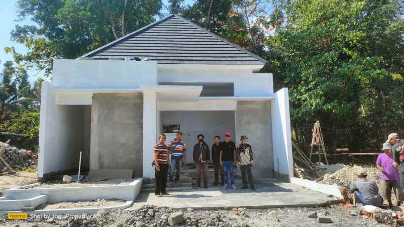 rumah cantik modern di perumahan dekat kampus umy