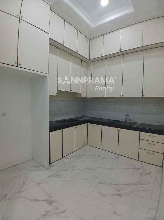 rumah cluster 2 lantai di cipedak jakarta selatan